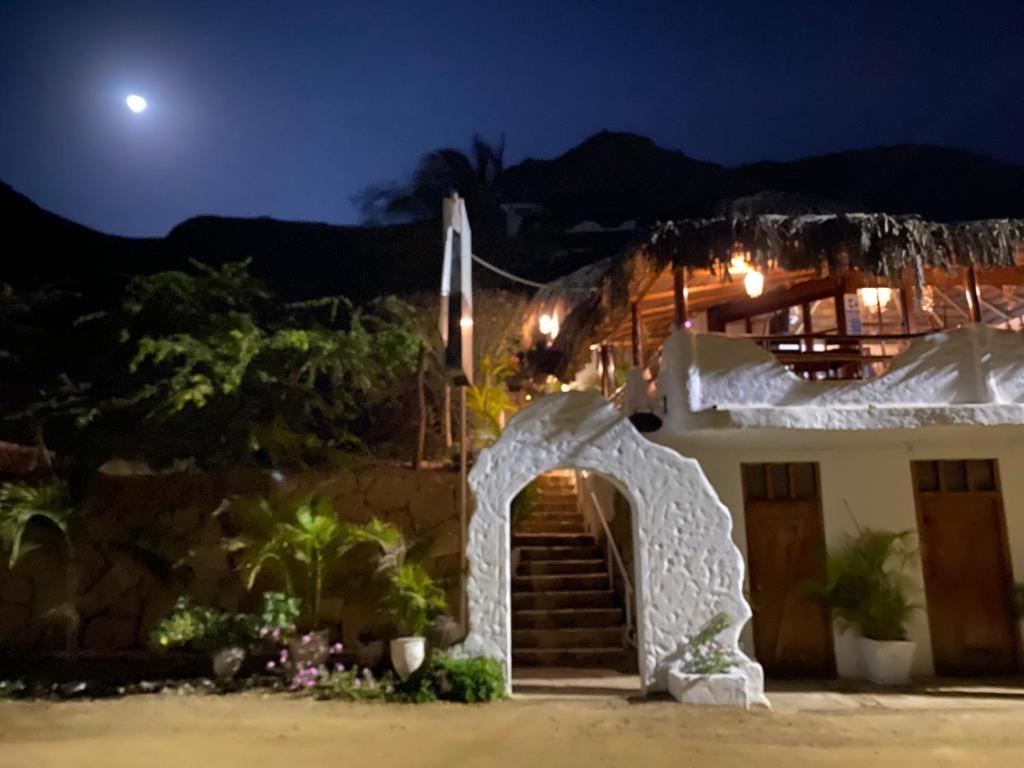 Hotel Smiling Crab Canoas de Punta Sal Buitenkant foto