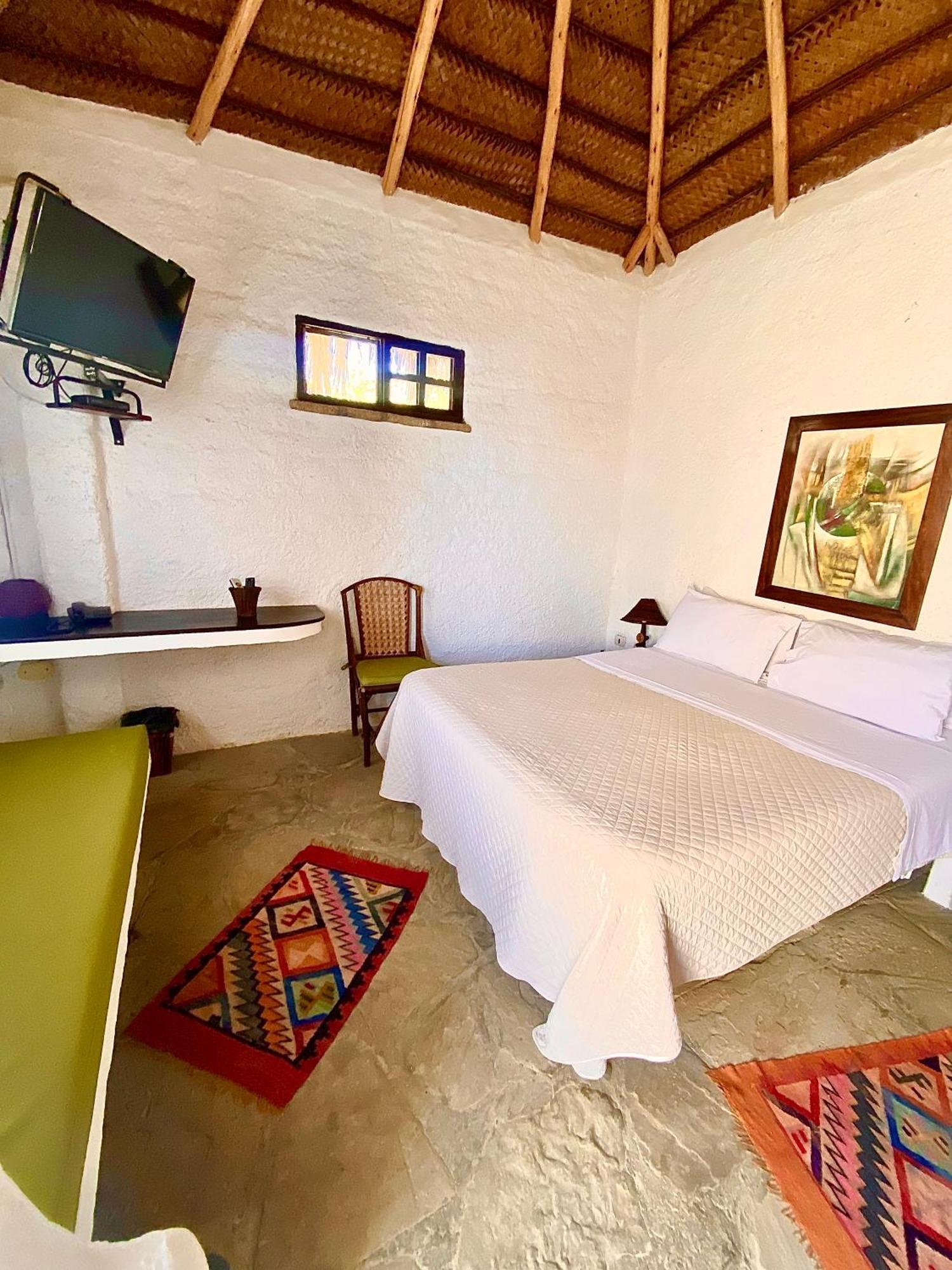Hotel Smiling Crab Canoas de Punta Sal Buitenkant foto