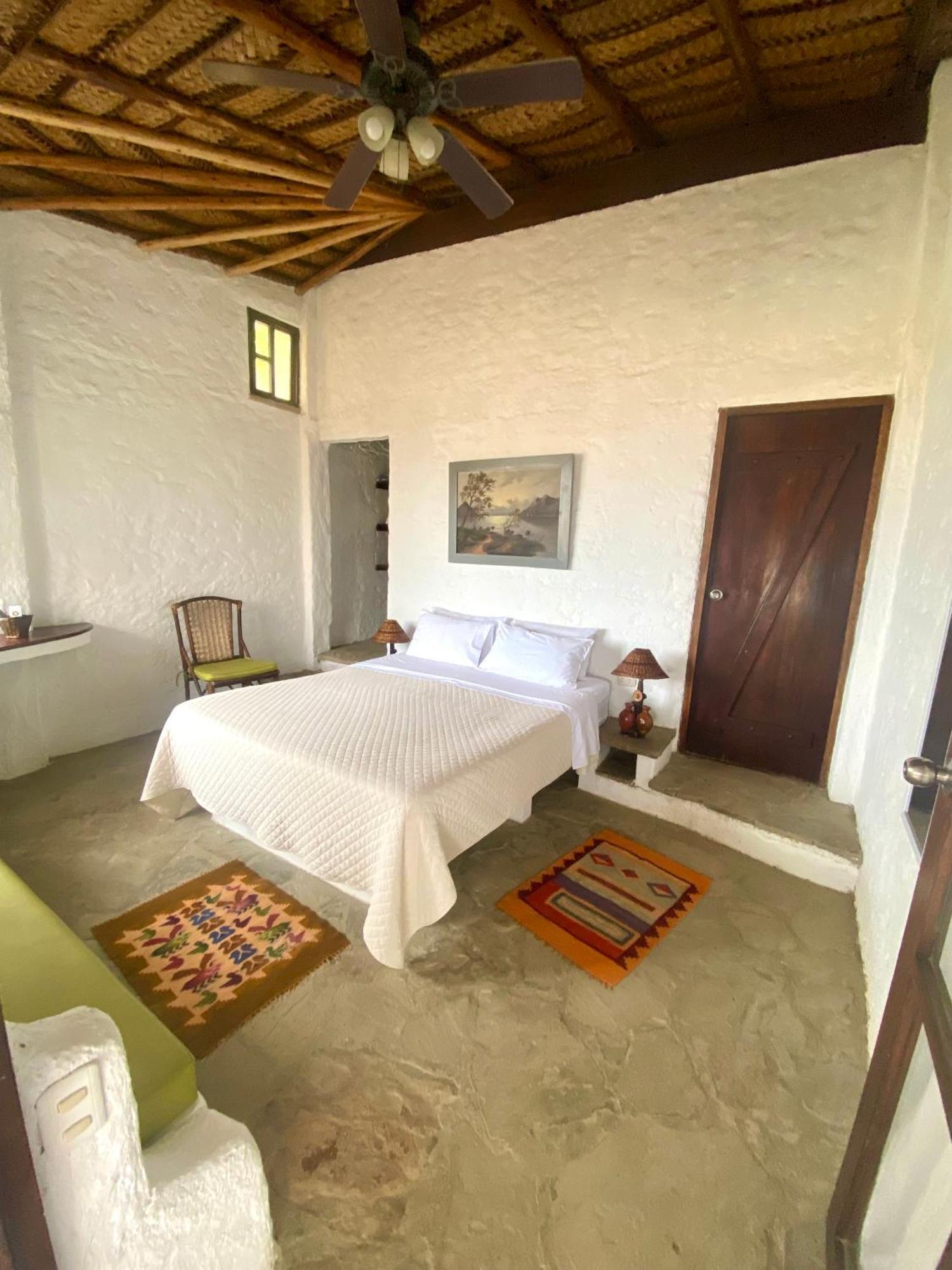 Hotel Smiling Crab Canoas de Punta Sal Buitenkant foto