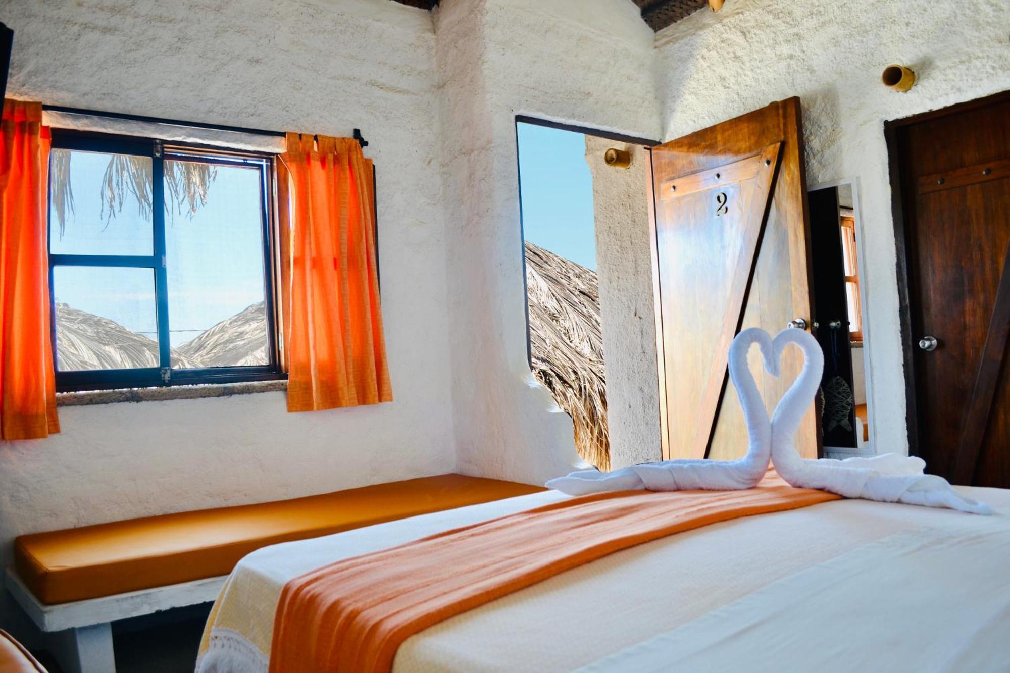 Hotel Smiling Crab Canoas de Punta Sal Buitenkant foto