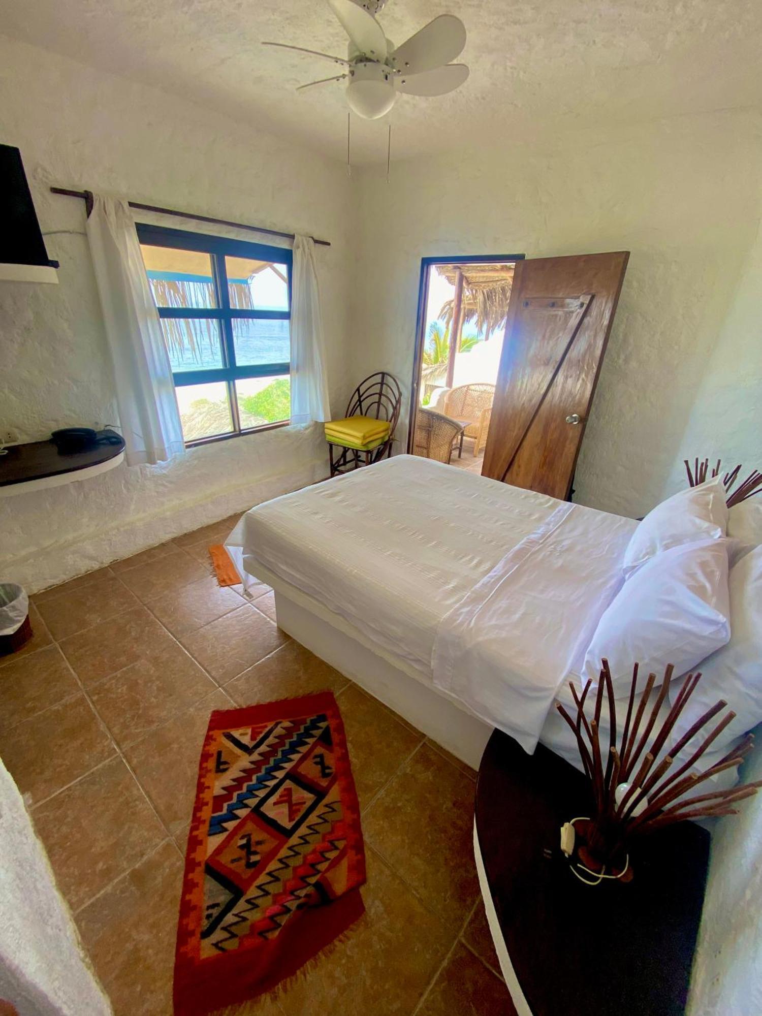 Hotel Smiling Crab Canoas de Punta Sal Buitenkant foto